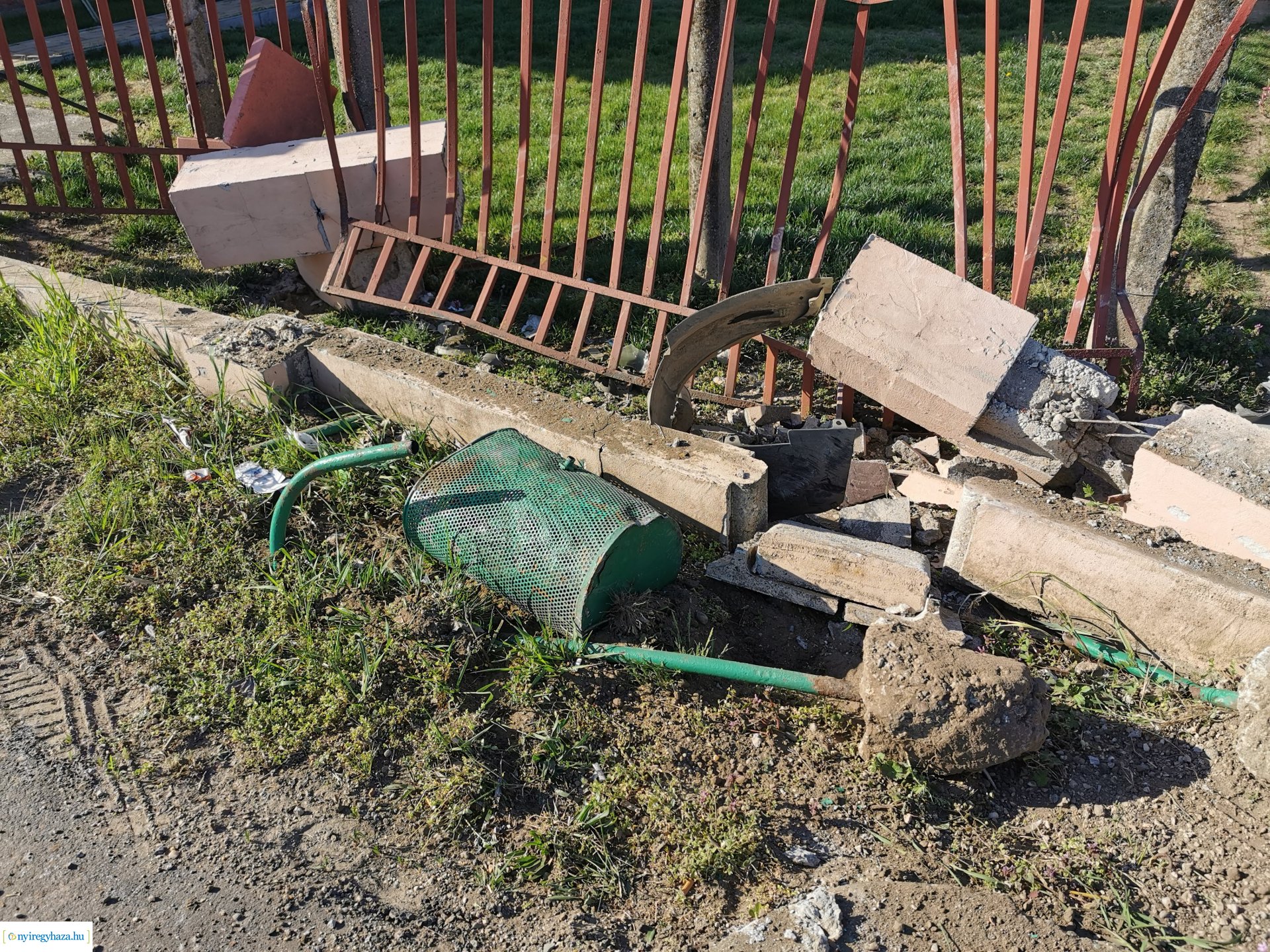 Kerítést döntött le
