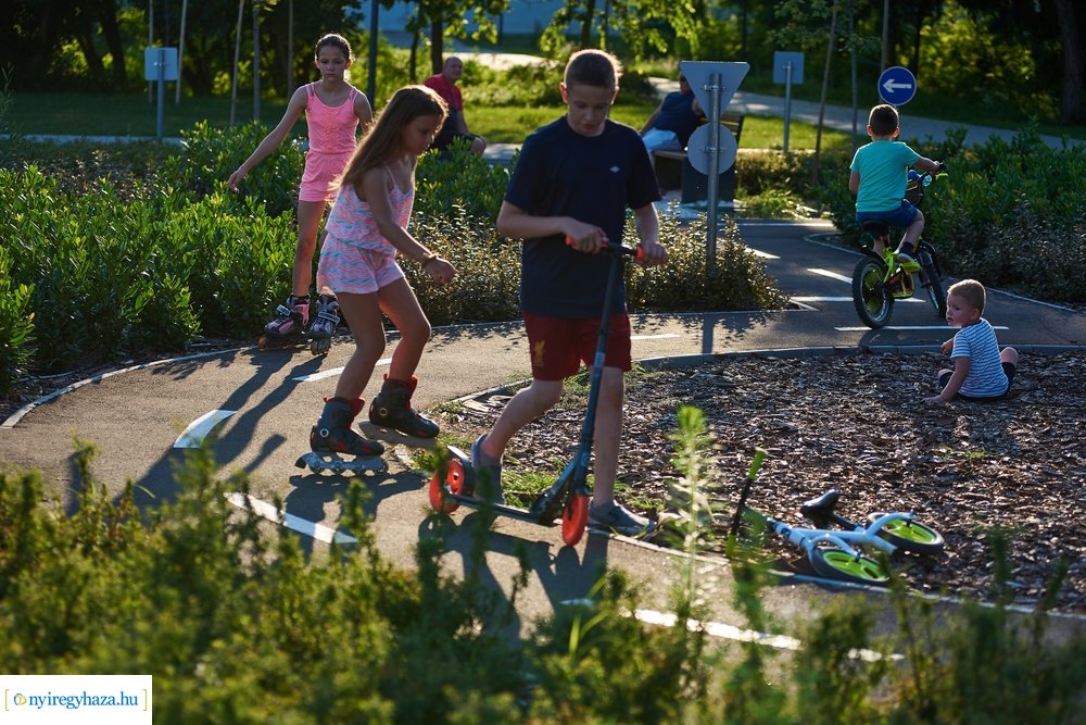 Kertvárosi játszótér 202007