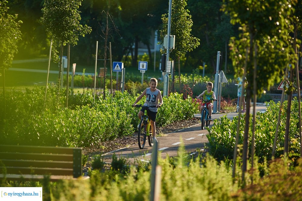 Kertvárosi játszótér 202007