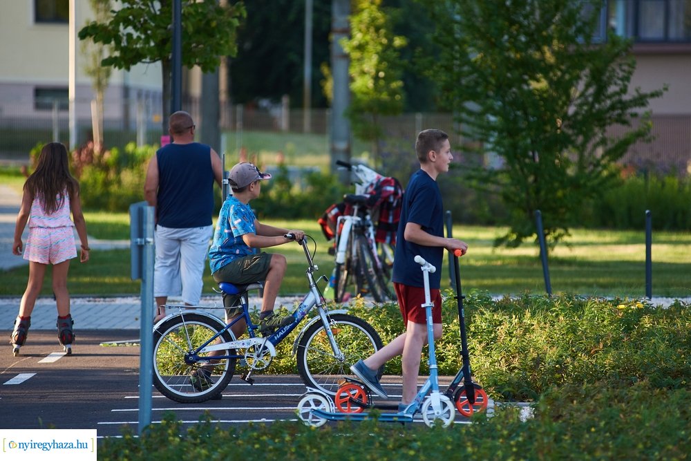 Kertvárosi játszótér 202007