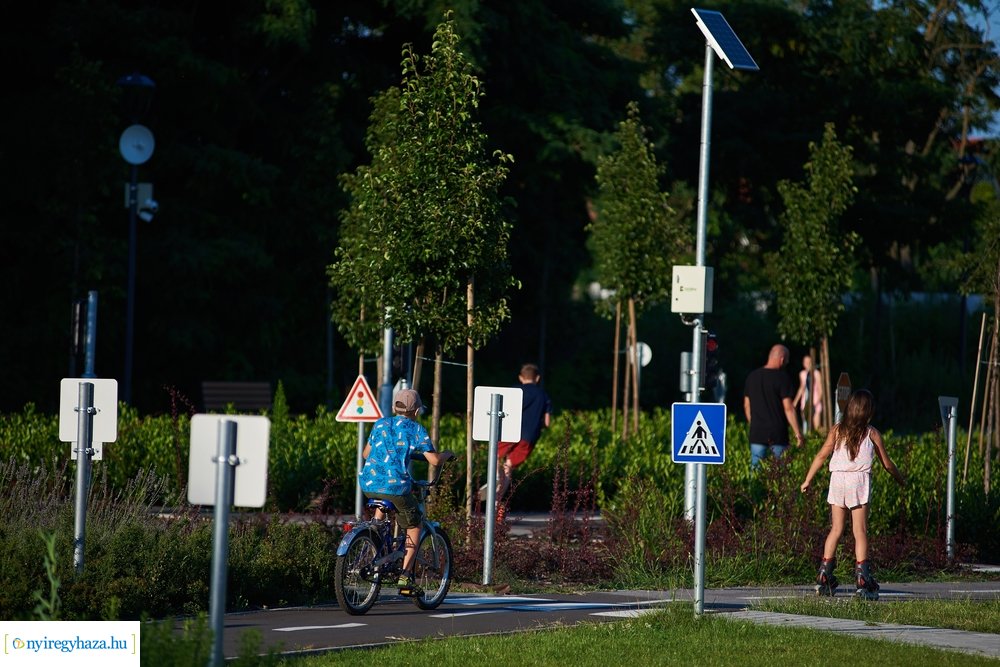 Kertvárosi játszótér 202007