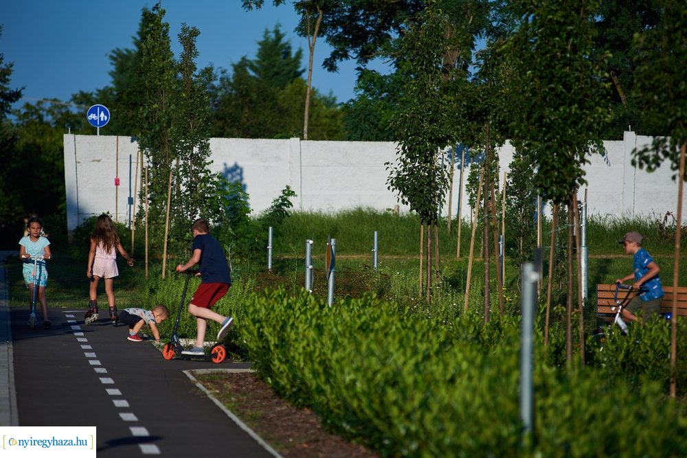 Kertvárosi játszótér 202007