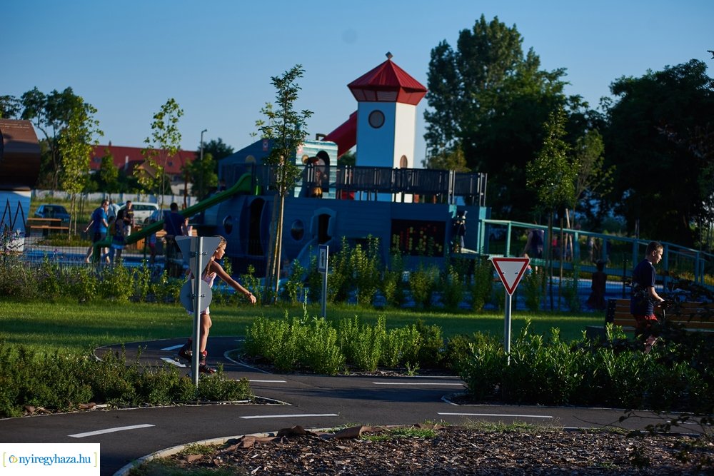 Kertvárosi játszótér 202007