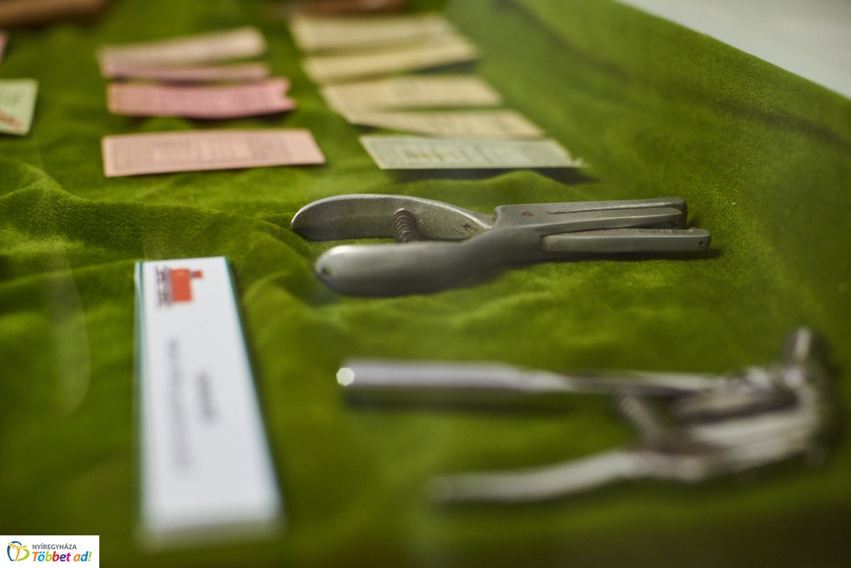 Keskeny nyomtáv, széles mosoly - emlékkiállítás a Kállay Gyűjteményben