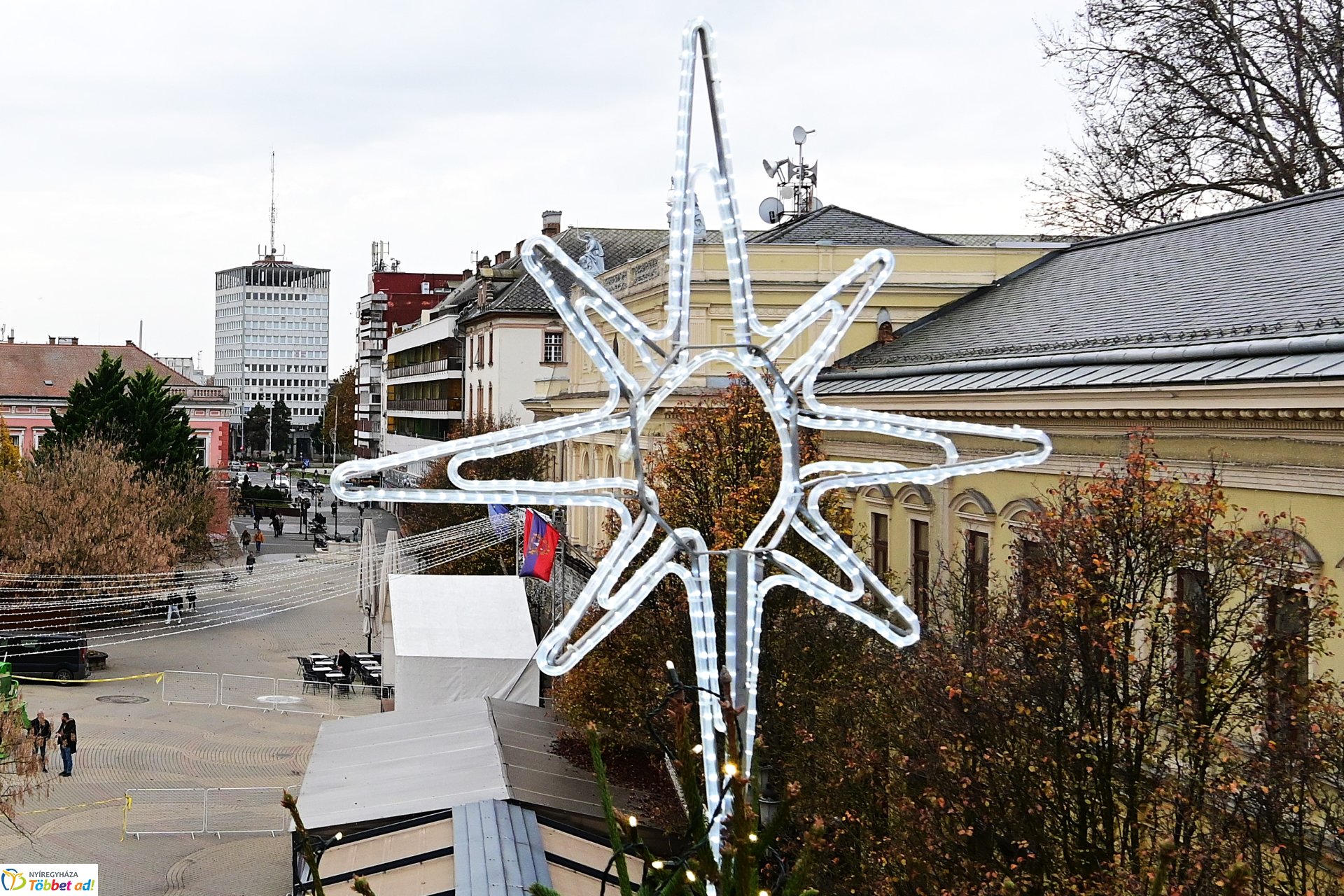 Készül a karácsonyfa díszvilágítása a Kossuth téren