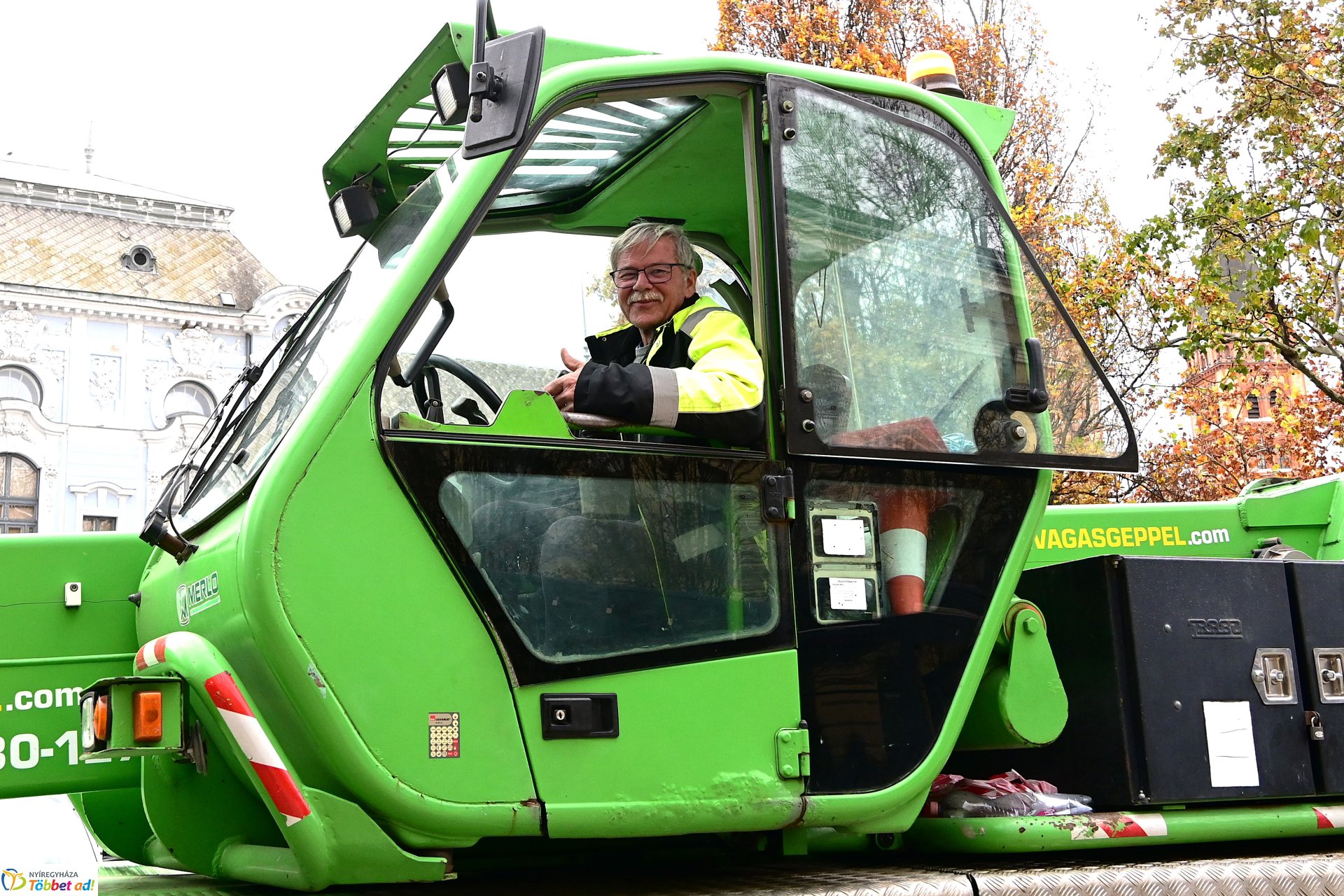 Készül a karácsonyfa díszvilágítása a Kossuth téren