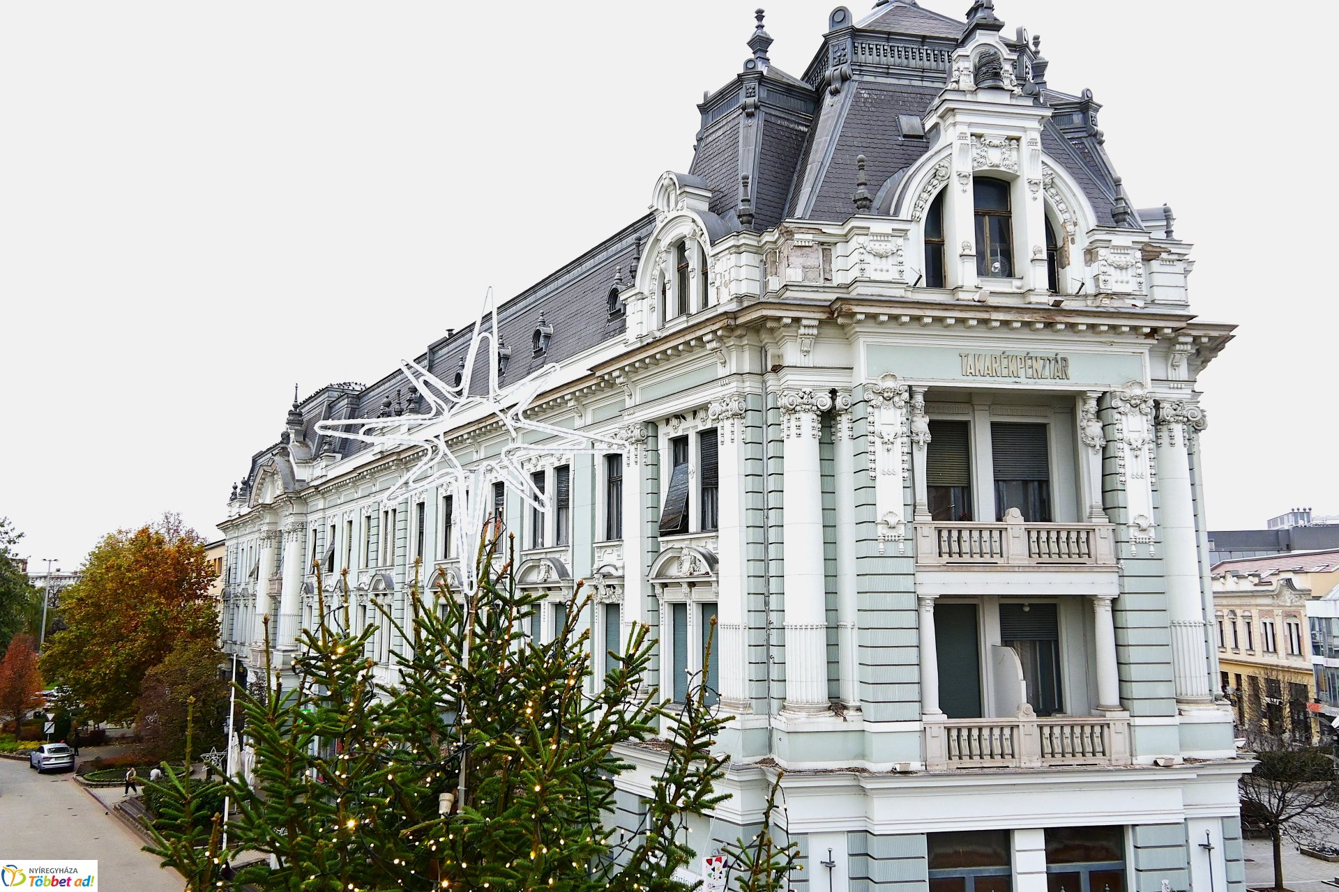 Készül a karácsonyfa díszvilágítása a Kossuth téren