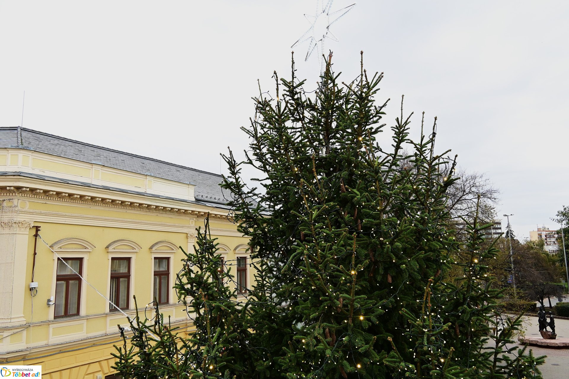 Készül a karácsonyfa díszvilágítása a Kossuth téren