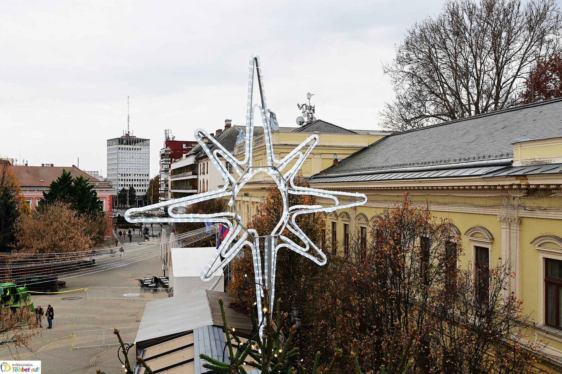 Készül a karácsonyfa díszvilágítása a Kossuth téren