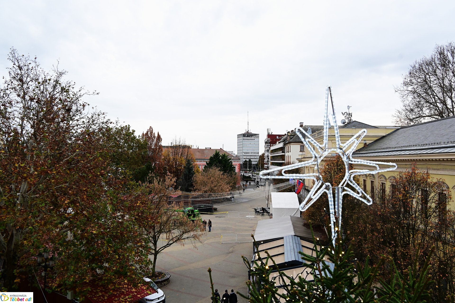 Készül a karácsonyfa díszvilágítása a Kossuth téren