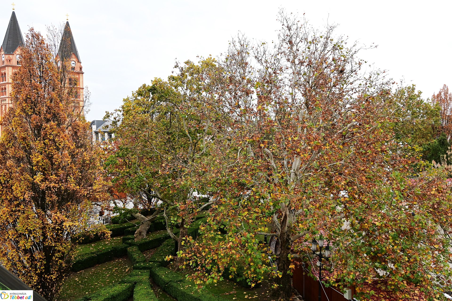 Készül a karácsonyfa díszvilágítása a Kossuth téren