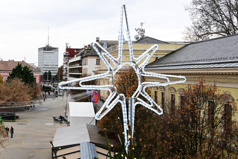 Készül a karácsonyfa díszvilágítása a Kossuth téren