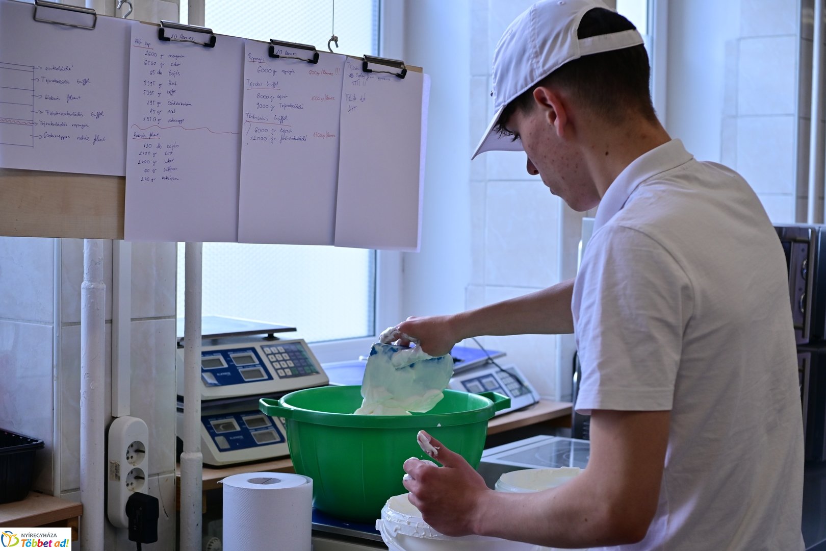 Készül a város tortája a Sipkayban 2025 májusában