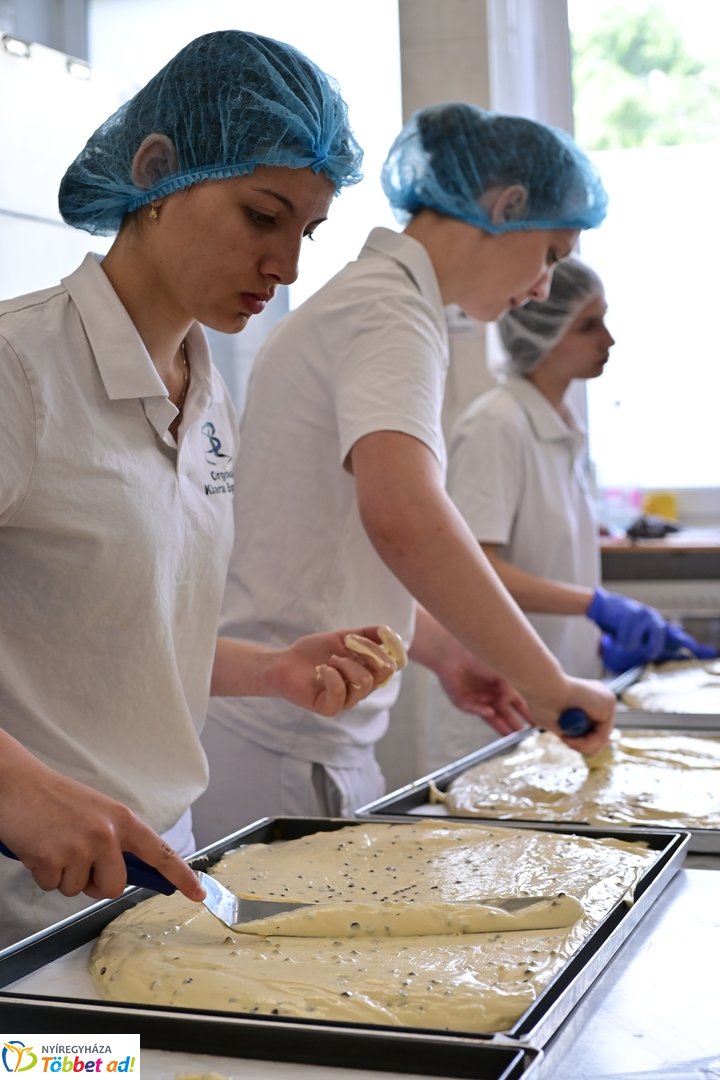 Készül a város tortája a Sipkayban 2025 májusában