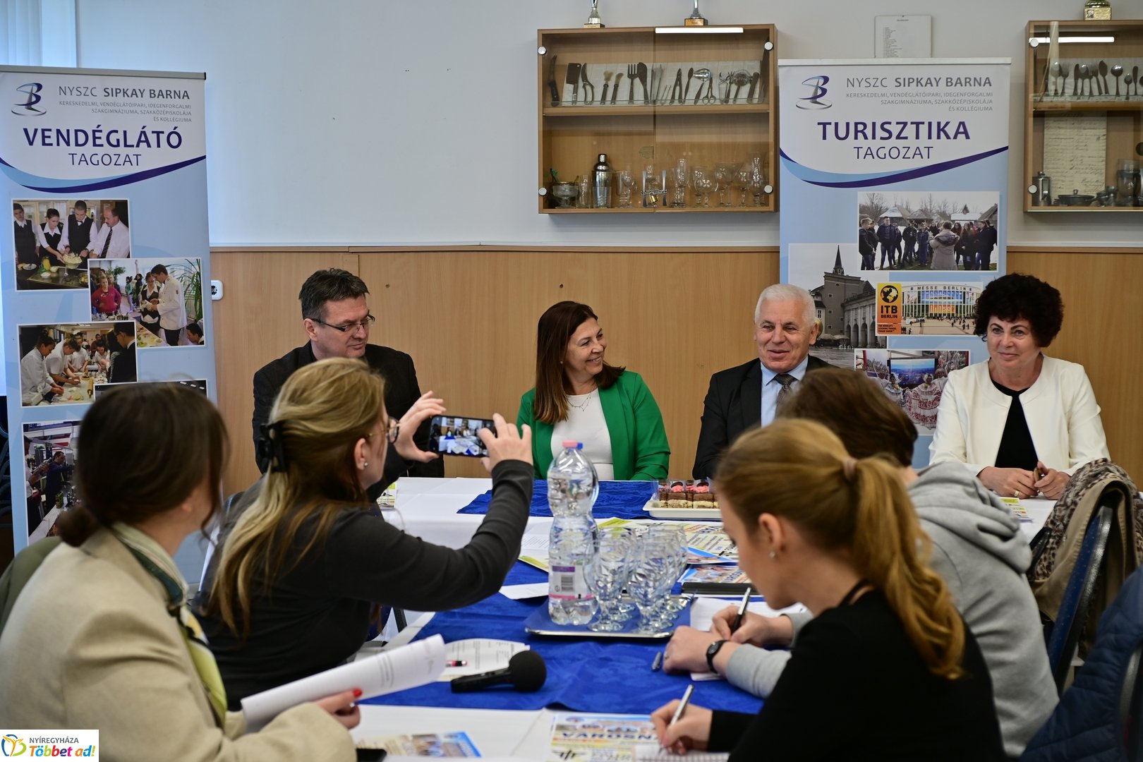 Készül a város tortája a Sipkayban 2025 májusában