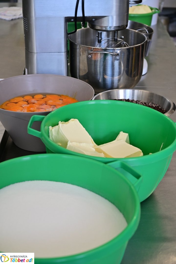 Készül a város tortája a Sipkayban 2025 májusában