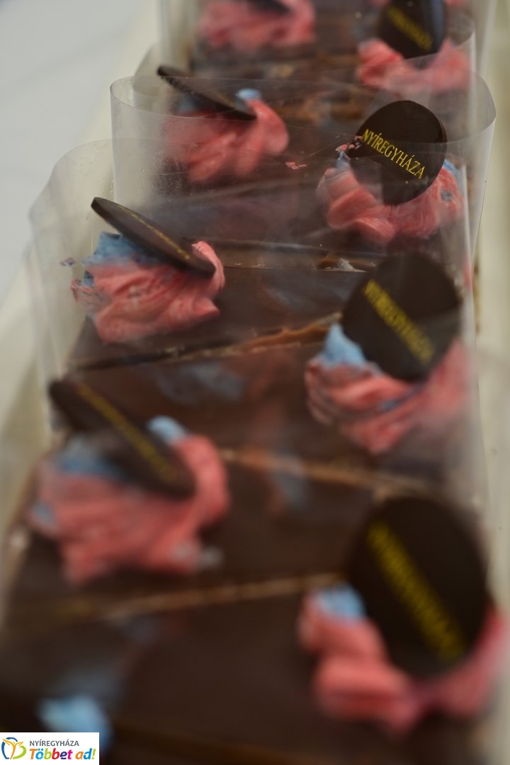 Készül a város tortája a Sipkayban 2025 májusában