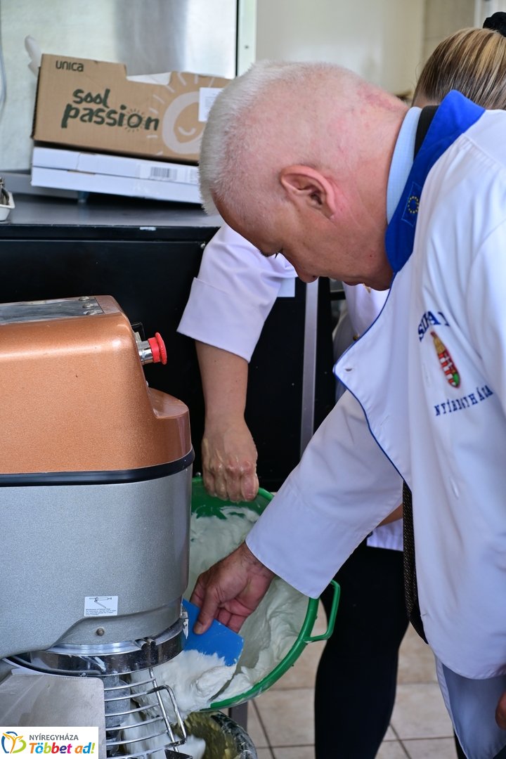 Készül a város tortája a Sipkayban 2025 májusában