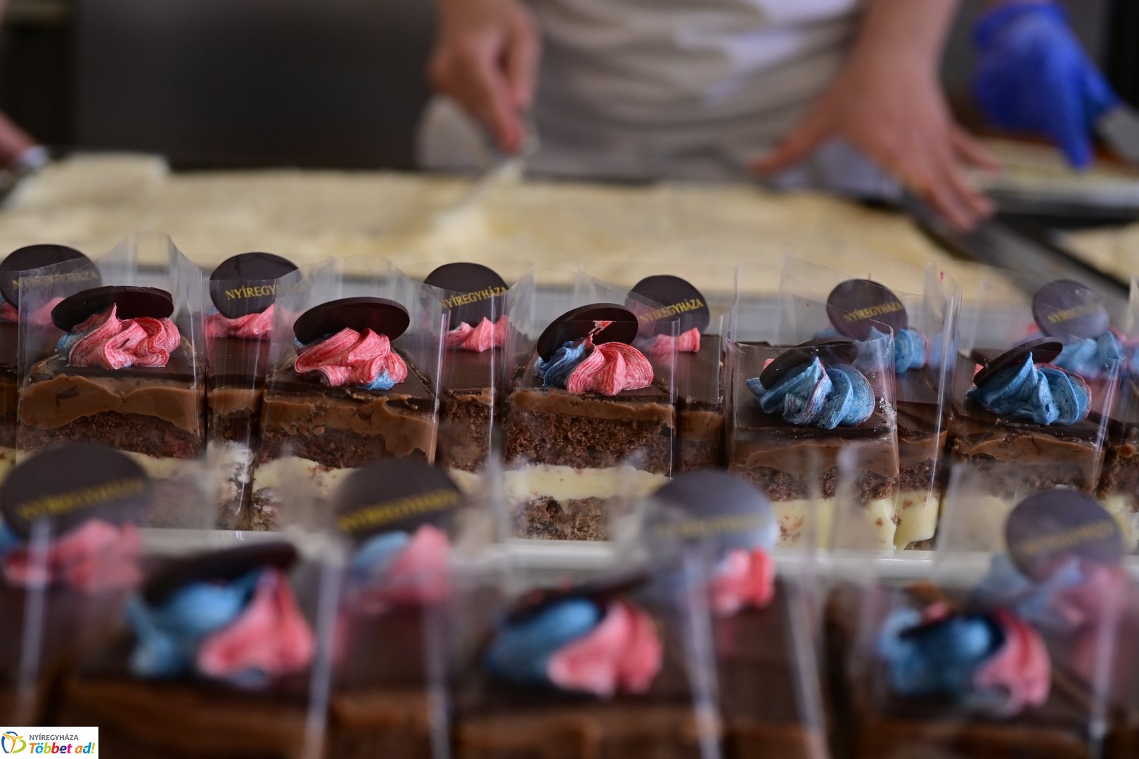 Készül a város tortája a Sipkayban 2025 májusában