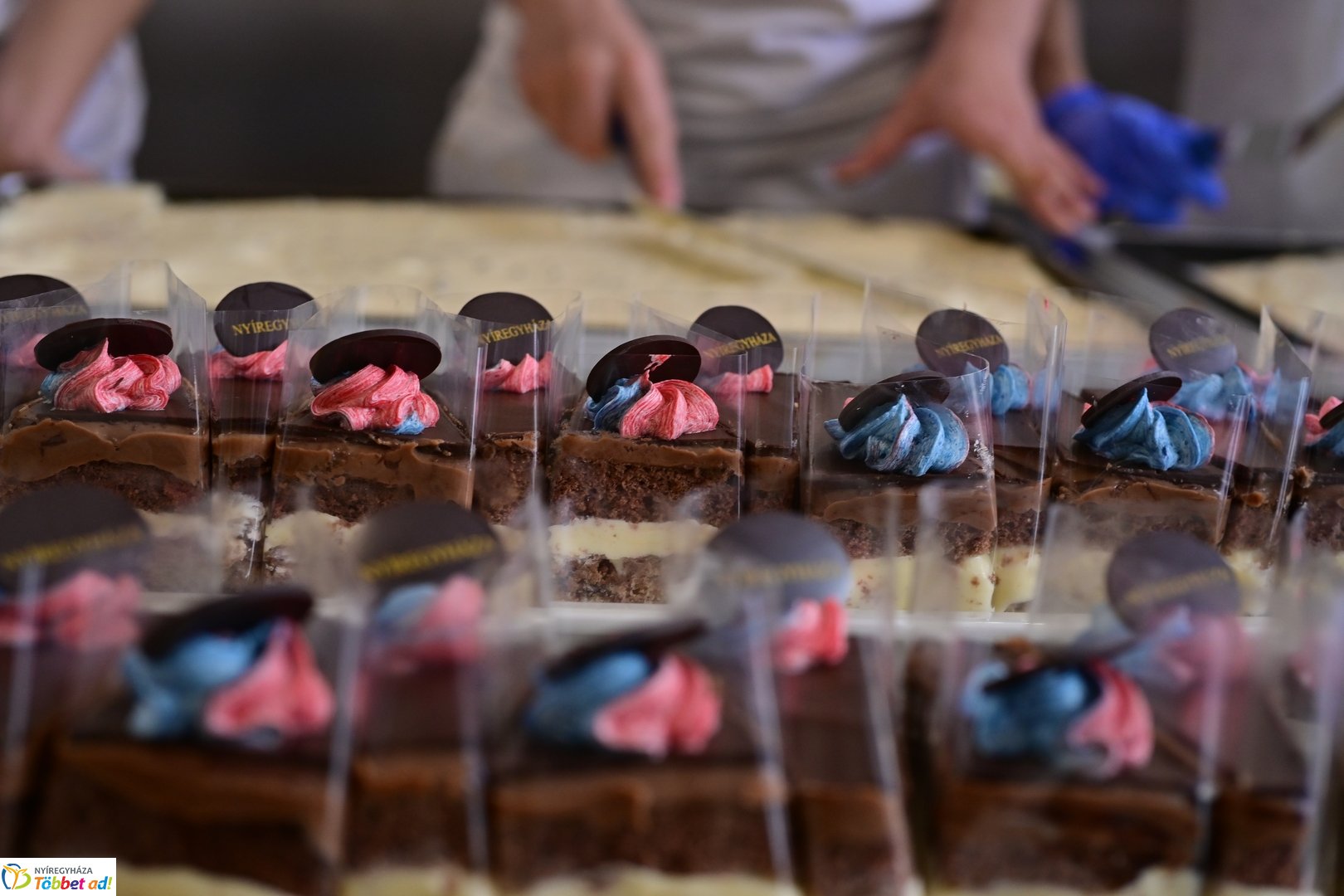 Készül a város tortája a Sipkayban 2025 májusában