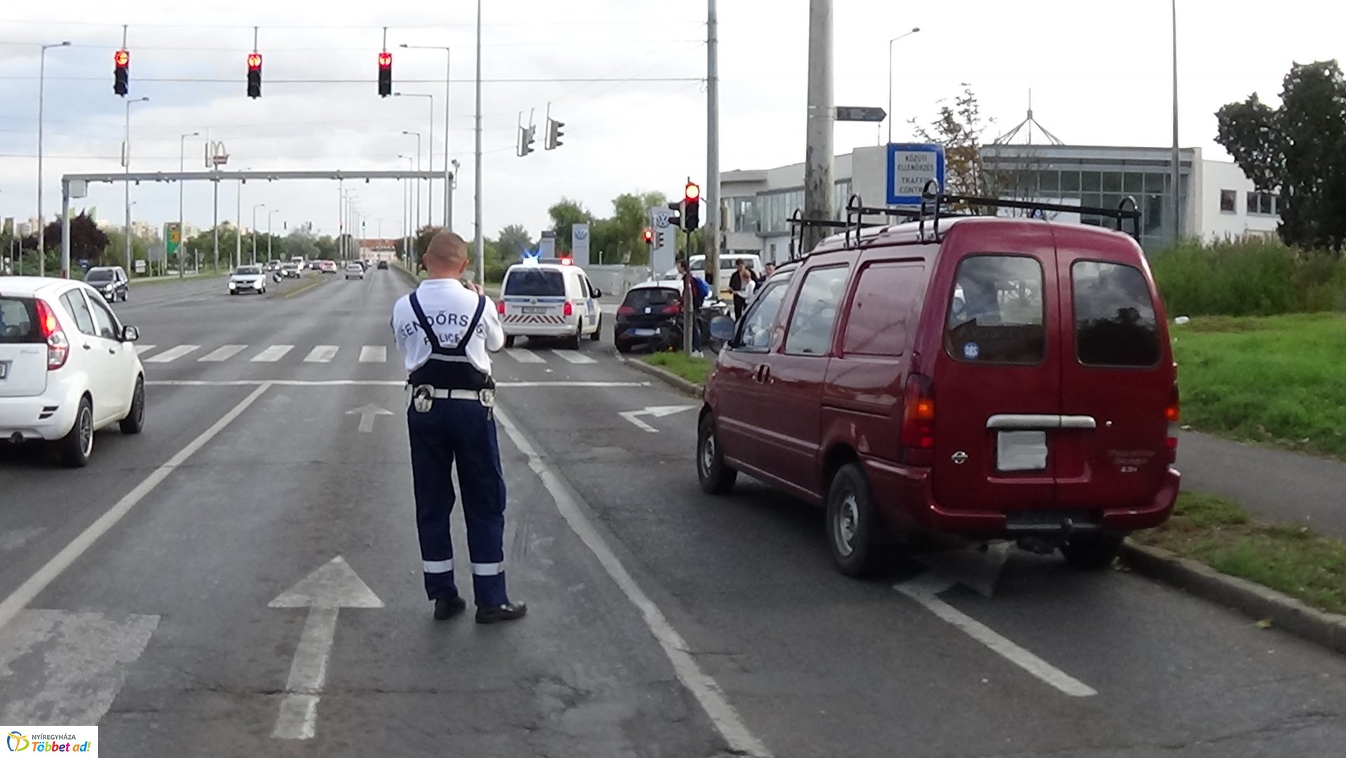 Két autó karambolozott hétfő délután a Pazonyi és a Hunyadi utca jelzőlámpás kereszteződésénél