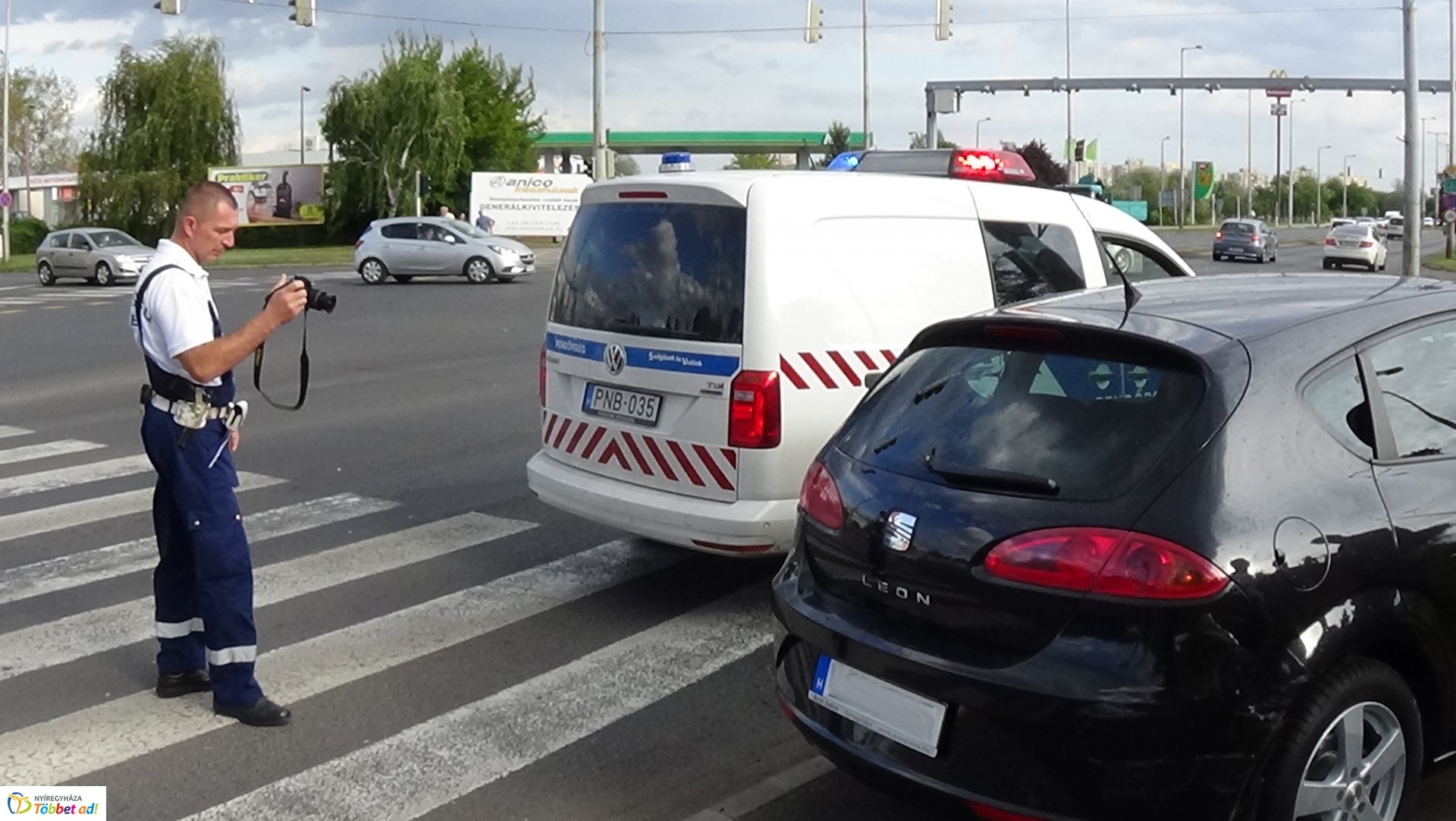 Két autó karambolozott hétfő délután a Pazonyi és a Hunyadi utca jelzőlámpás kereszteződésénél