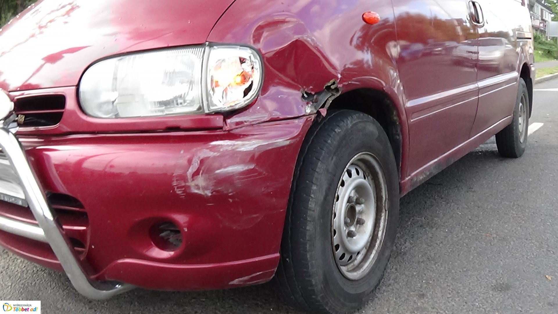 Két autó karambolozott hétfő délután a Pazonyi és a Hunyadi utca jelzőlámpás kereszteződésénél