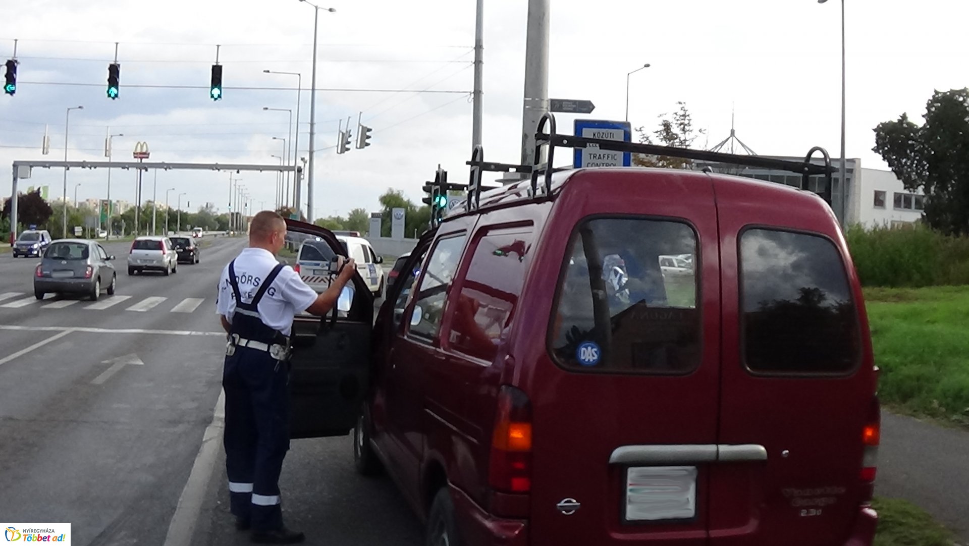 Két autó karambolozott hétfő délután a Pazonyi és a Hunyadi utca jelzőlámpás kereszteződésénél