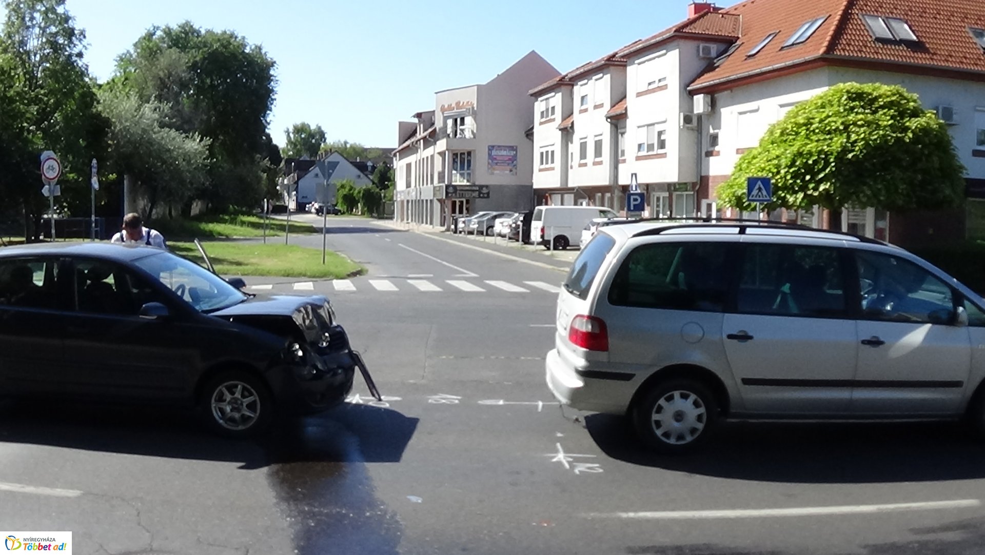 Két autó ütközött a Szegfű utcán szerda délelőtt