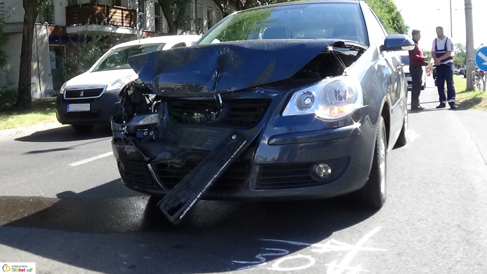 Két autó ütközött a Szegfű utcán szerda délelőtt