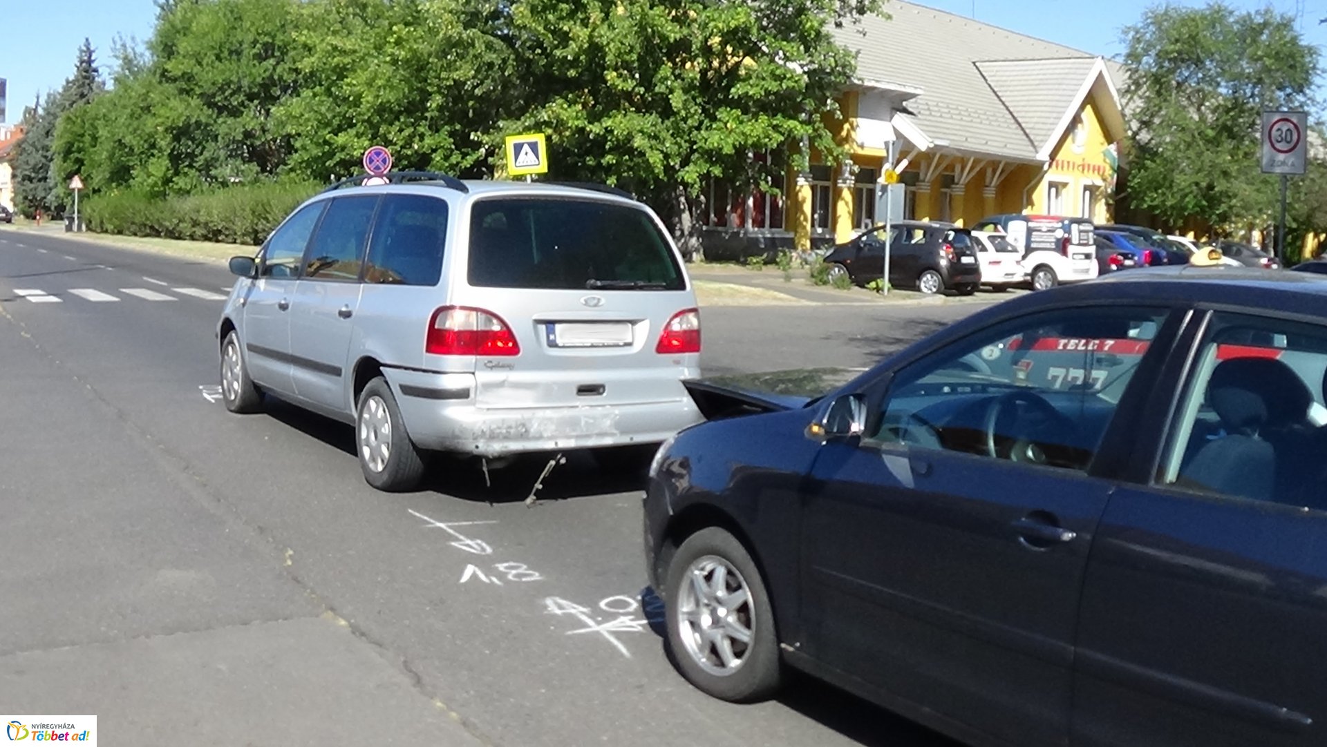 Két autó ütközött a Szegfű utcán szerda délelőtt