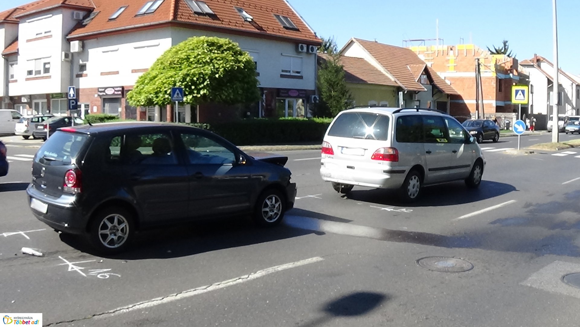 Két autó ütközött a Szegfű utcán szerda délelőtt