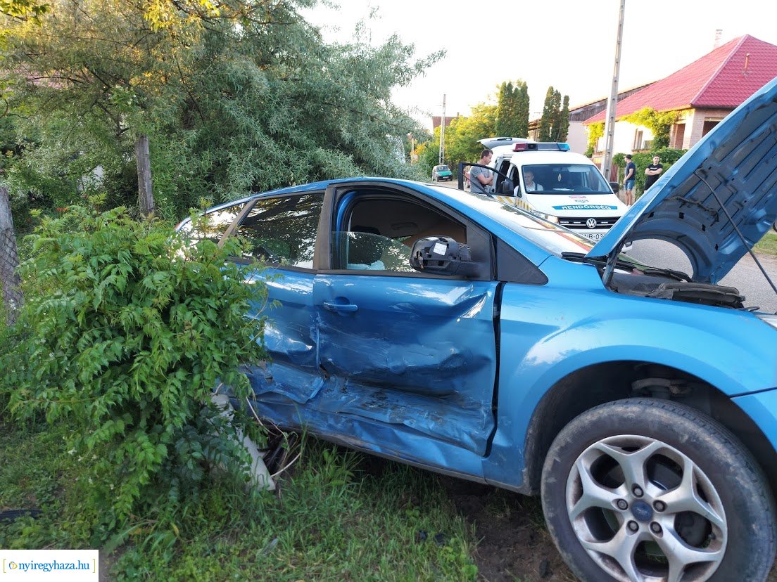 Két autó ütközött össze Nyírszőlő belterületén