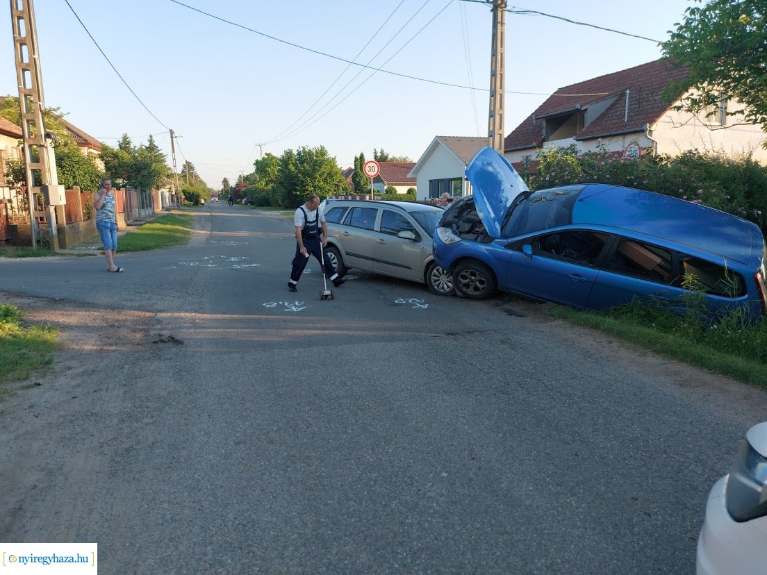 Két autó ütközött össze Nyírszőlő belterületén