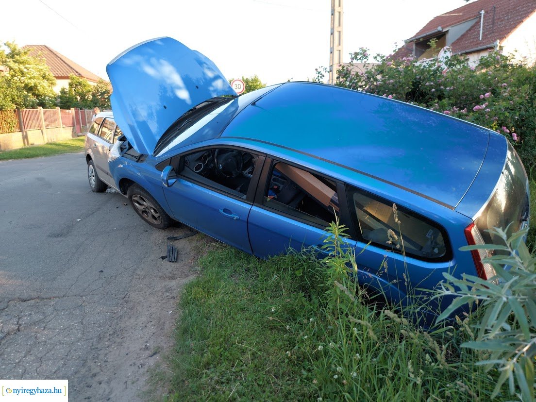 Két autó ütközött össze Nyírszőlő belterületén