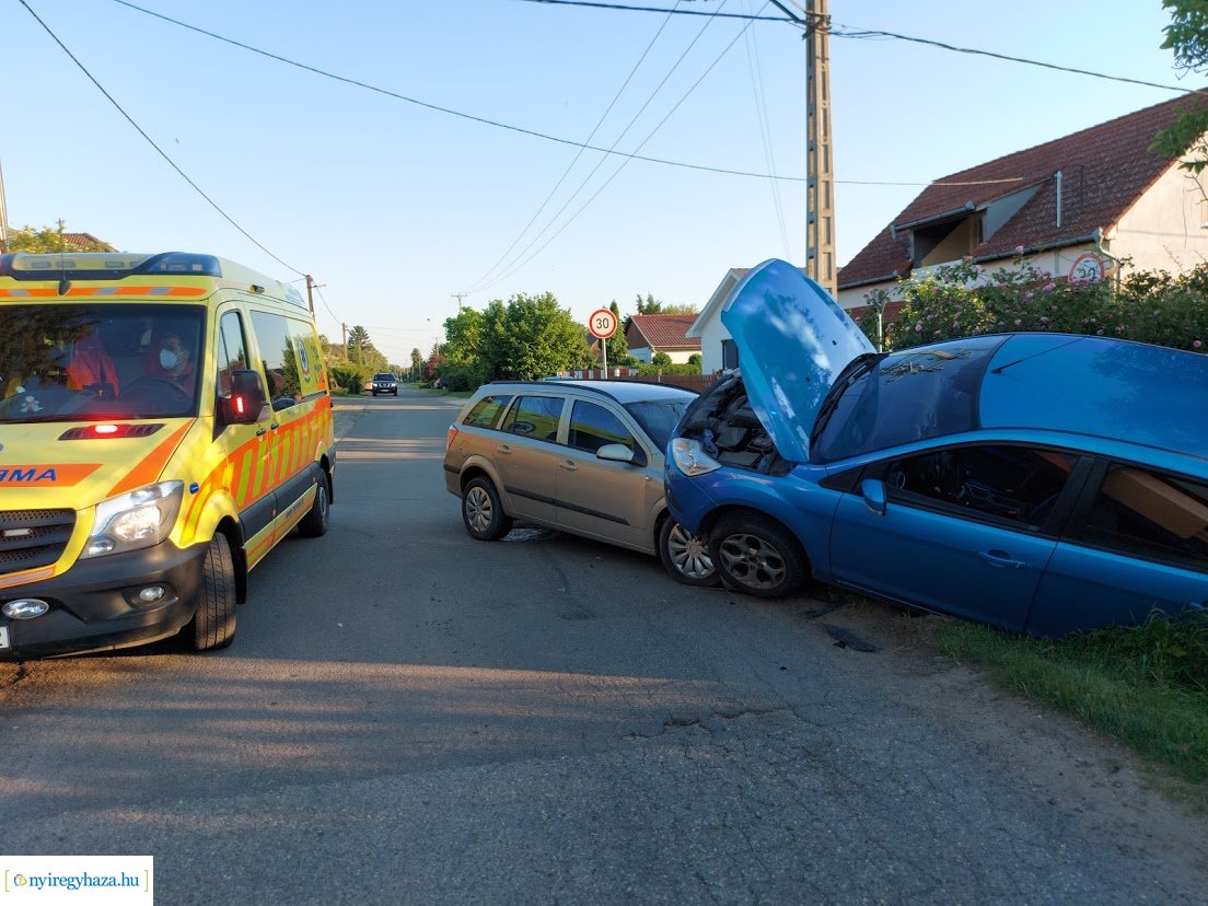 Két autó ütközött össze Nyírszőlő belterületén