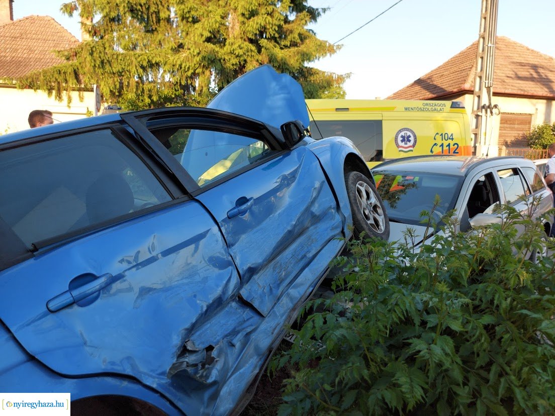 Két autó ütközött össze Nyírszőlő belterületén