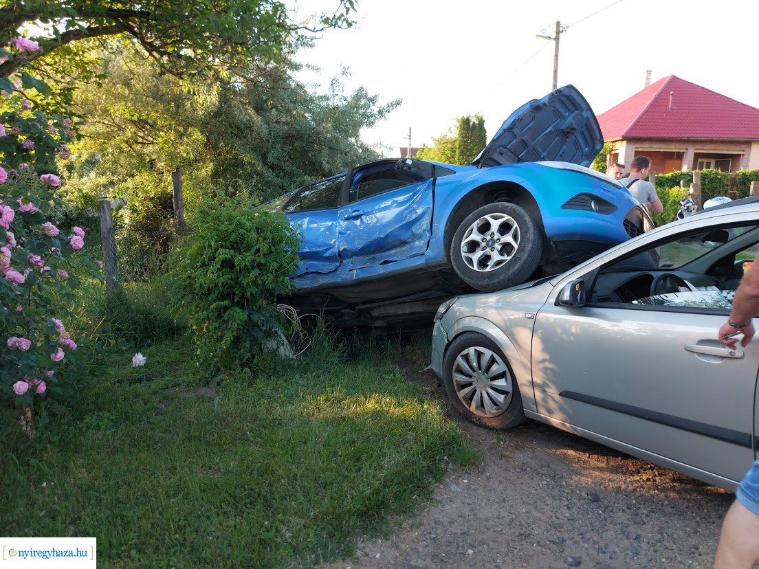 Két autó ütközött össze Nyírszőlő belterületén