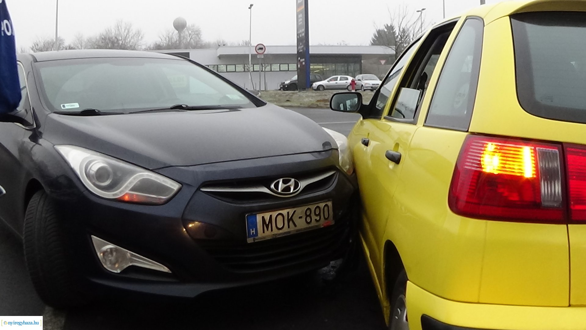 Két autó ütközött