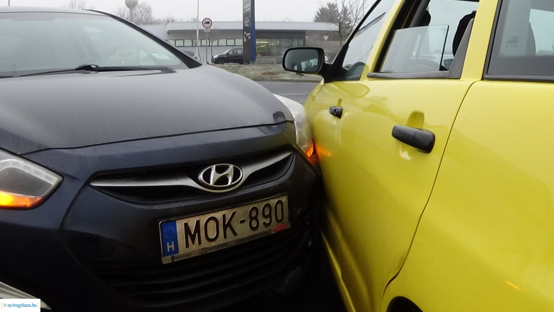 Két autó ütközött