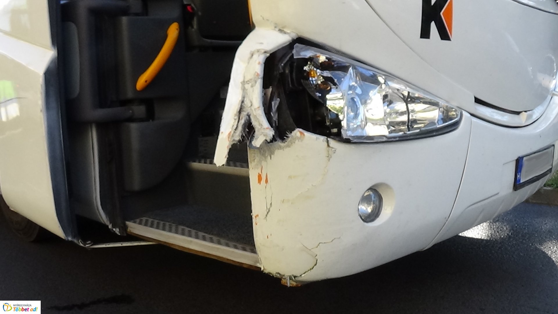 Két autóbusz és egy személygépkocsi ütközött