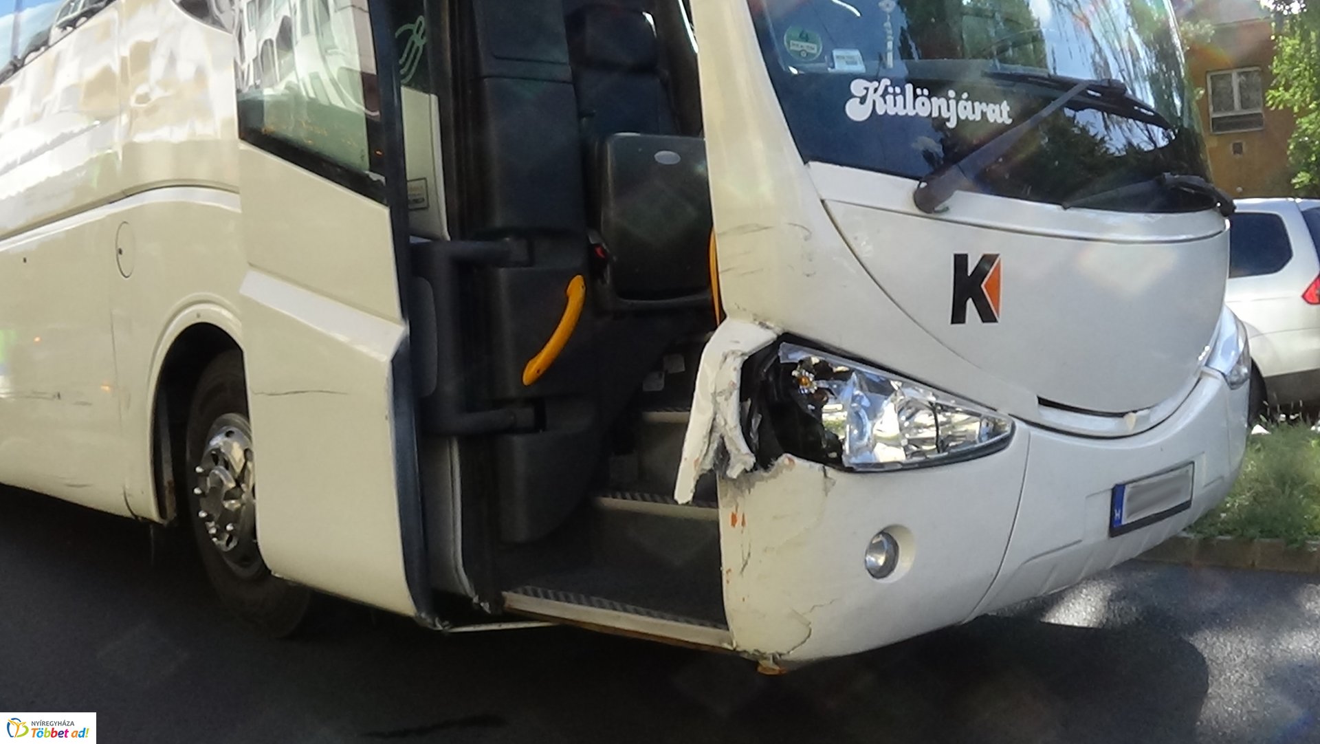 Két autóbusz és egy személygépkocsi ütközött