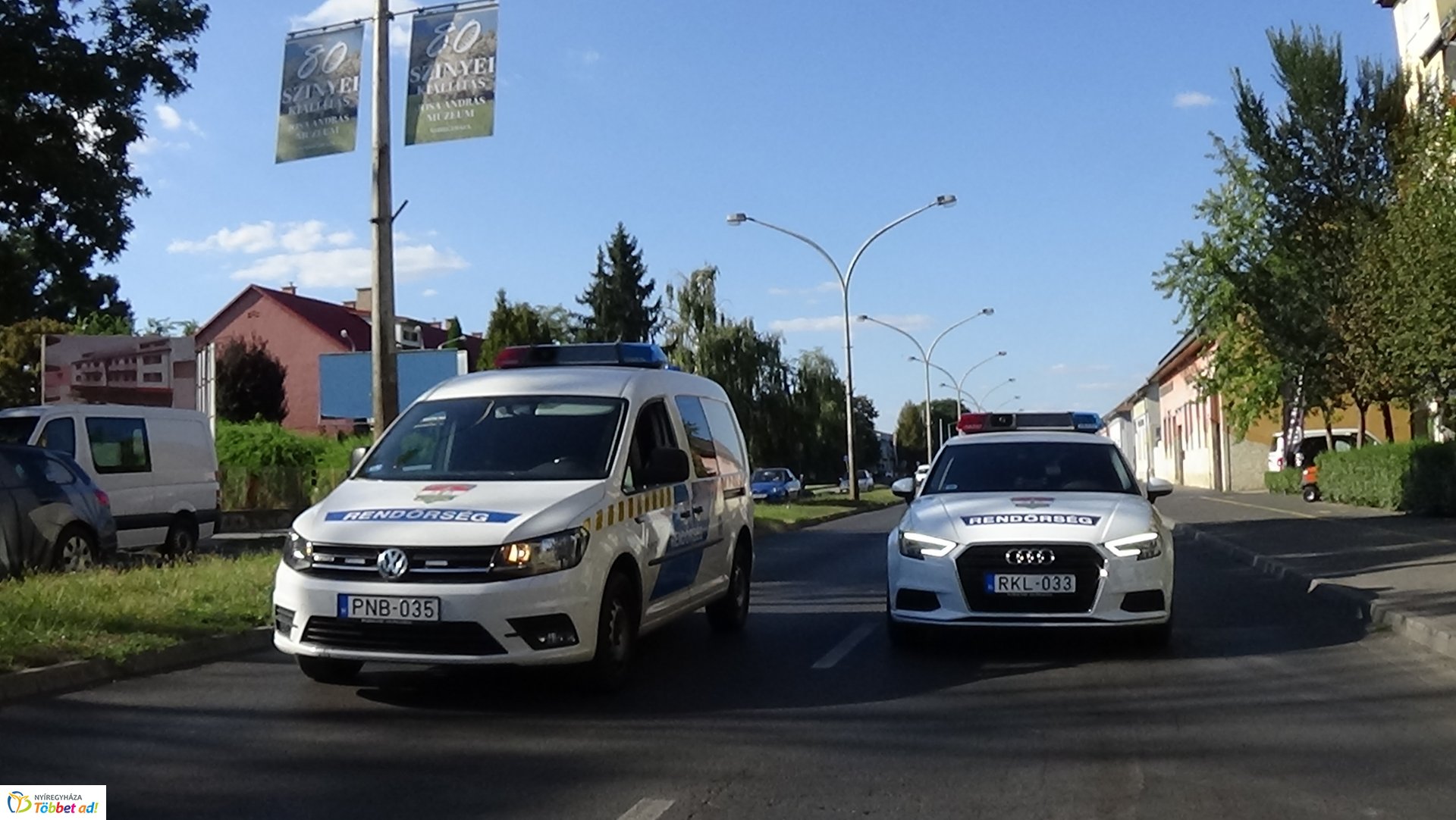 Két autóbusz és egy személygépkocsi ütközött