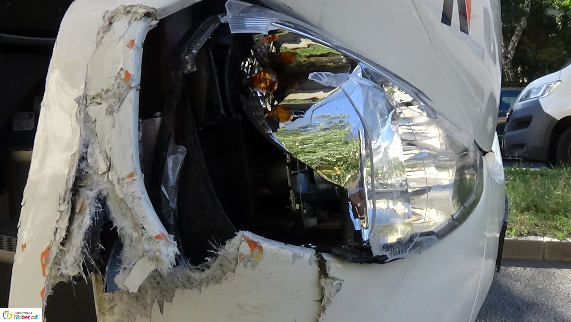 Két autóbusz és egy személygépkocsi ütközött