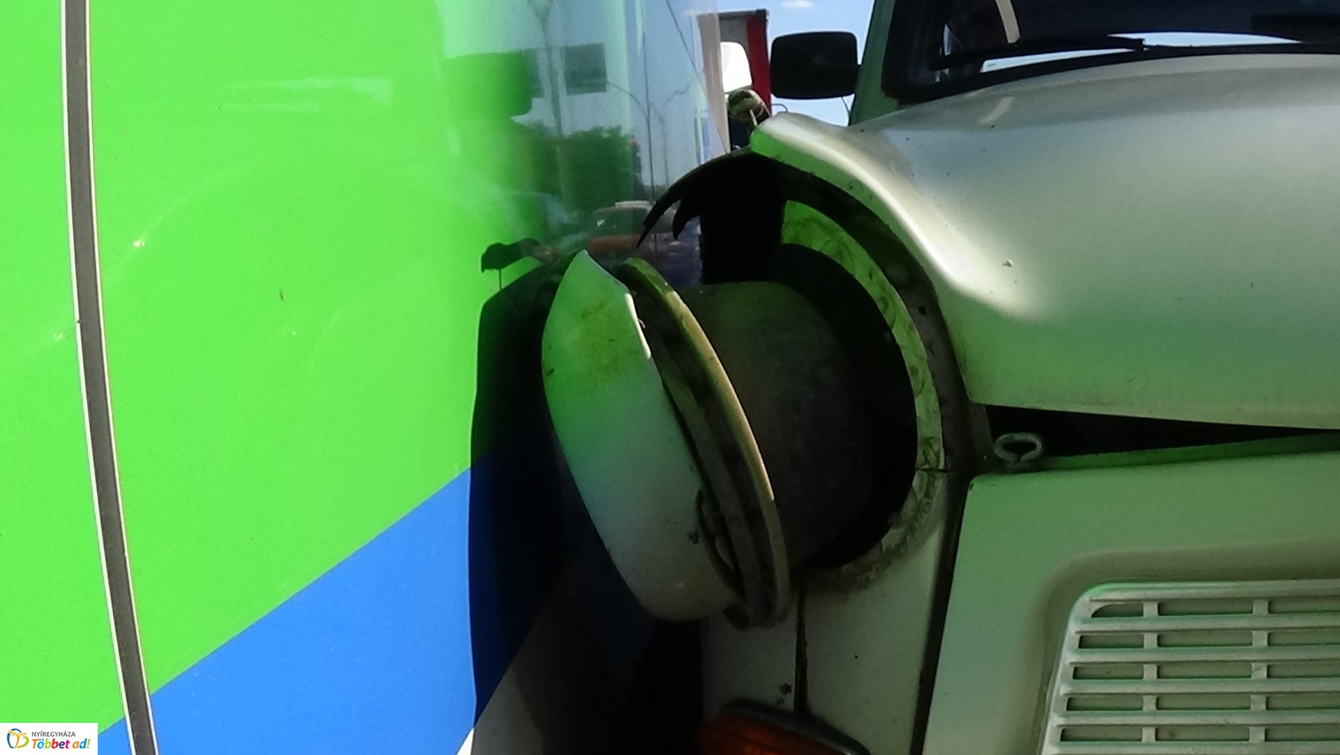 Két autóbusz és egy személygépkocsi ütközött