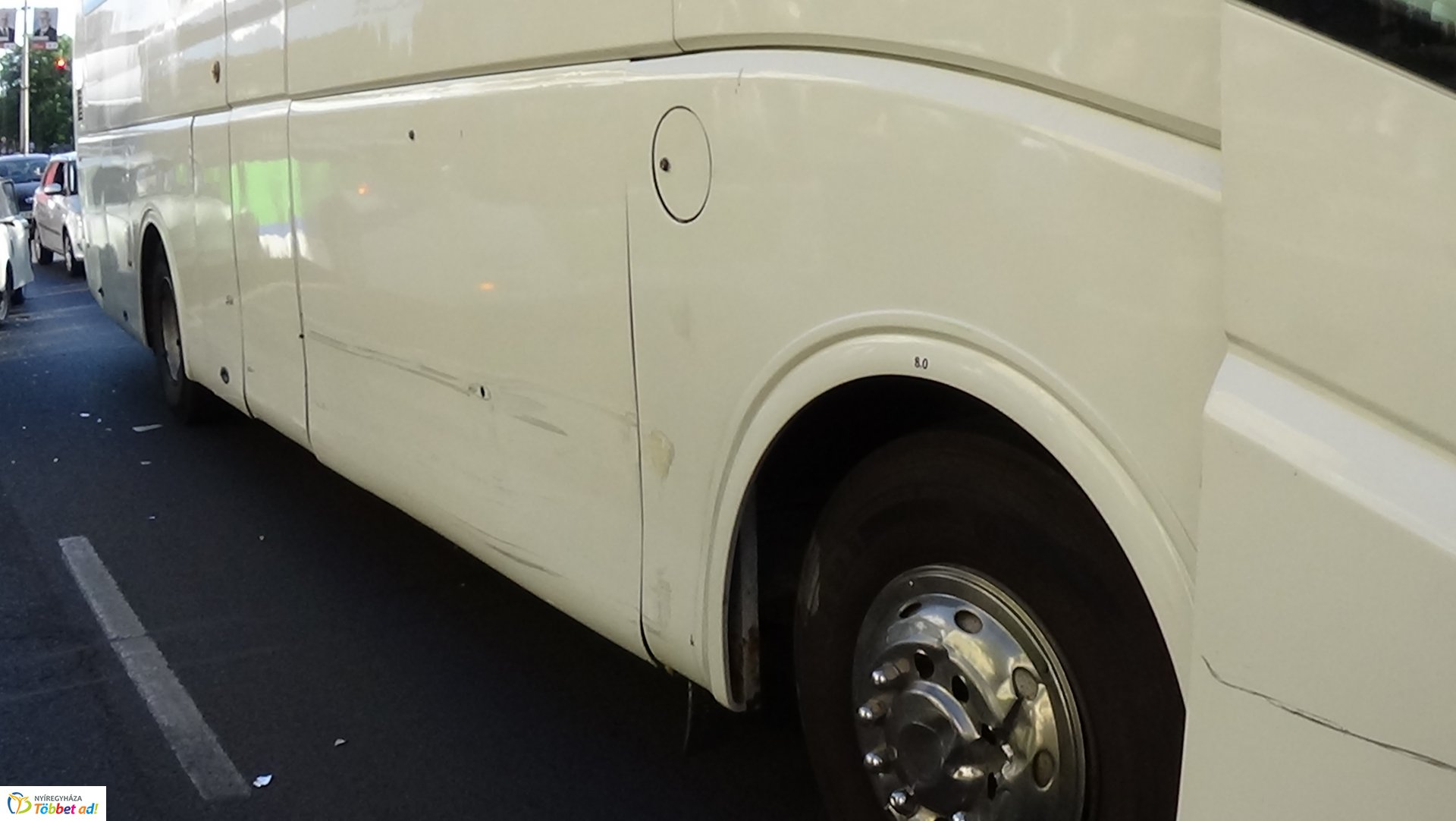 Két autóbusz és egy személygépkocsi ütközött