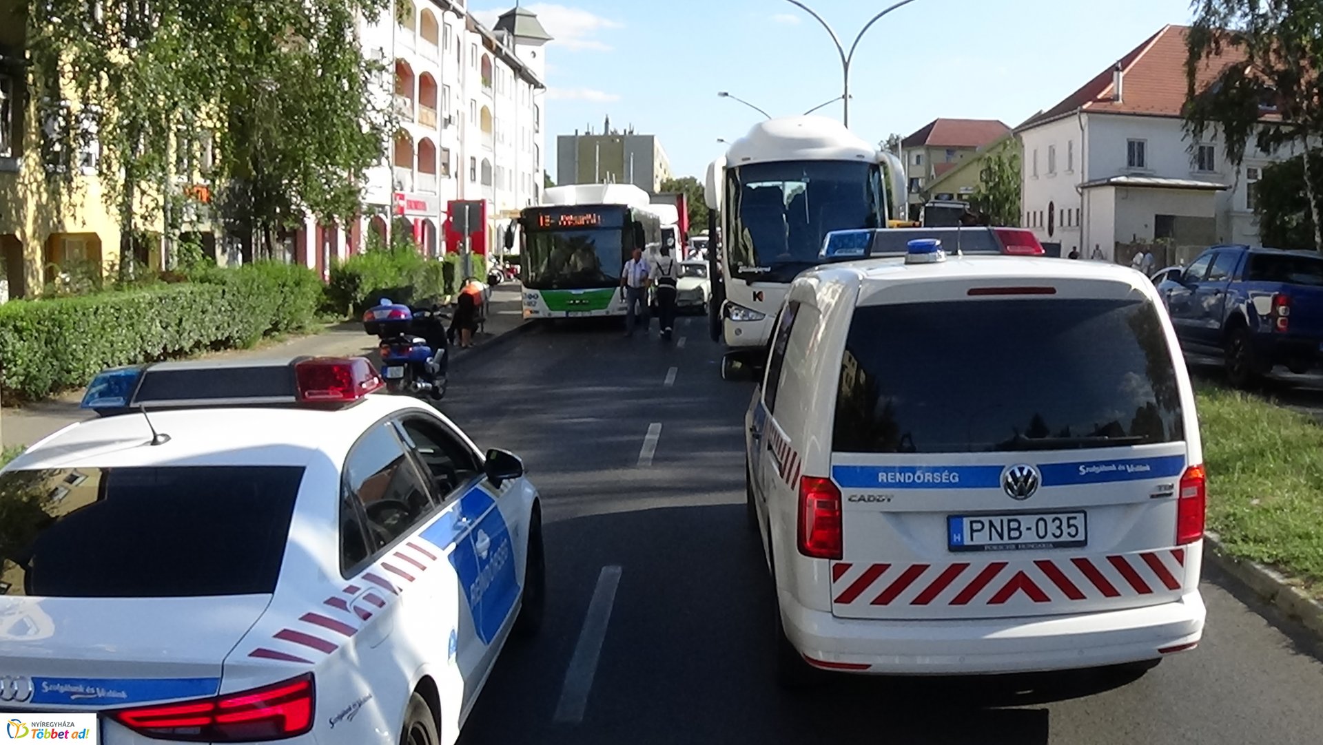 Két autóbusz és egy személygépkocsi ütközött