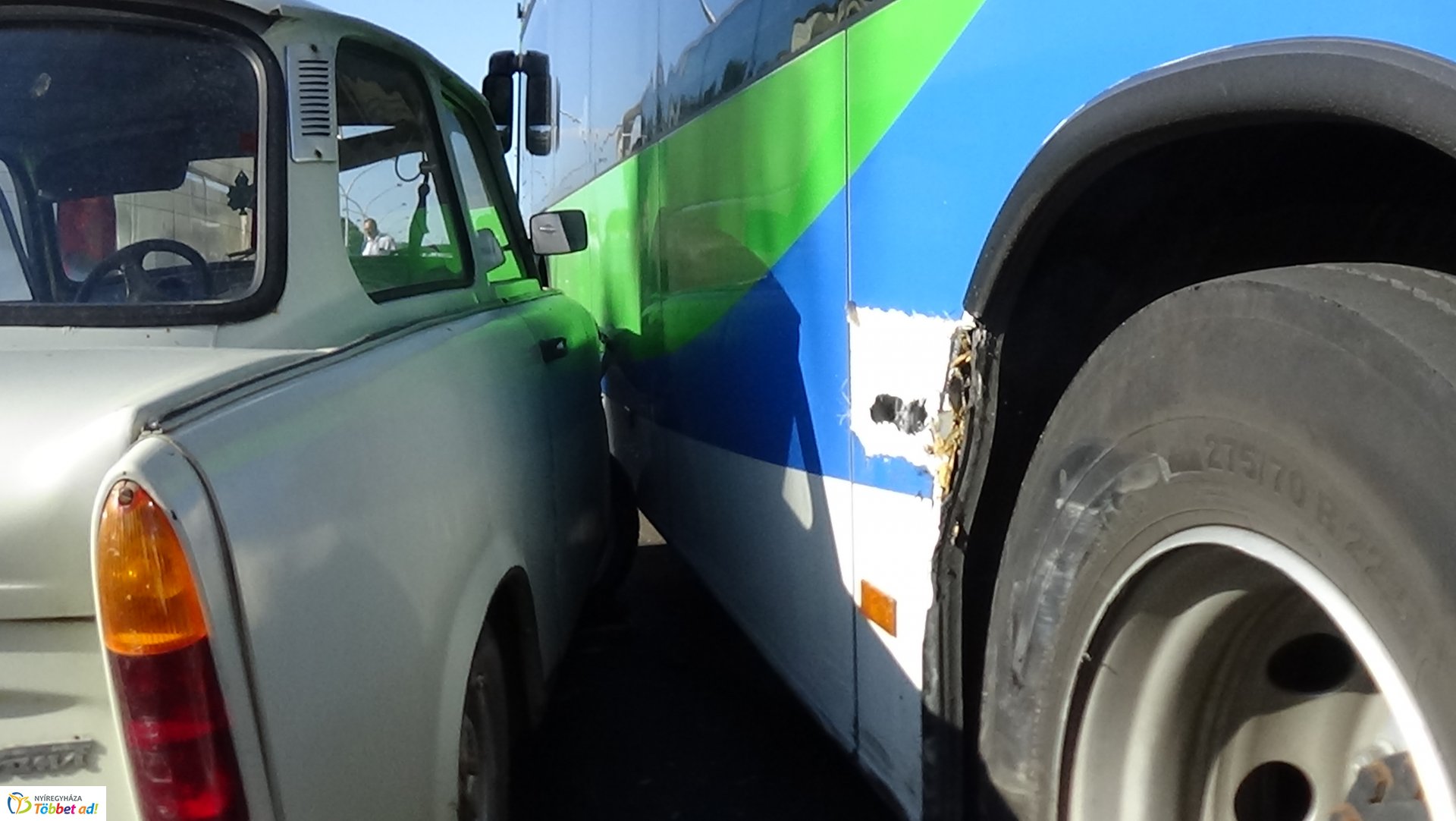 Két autóbusz és egy személygépkocsi ütközött