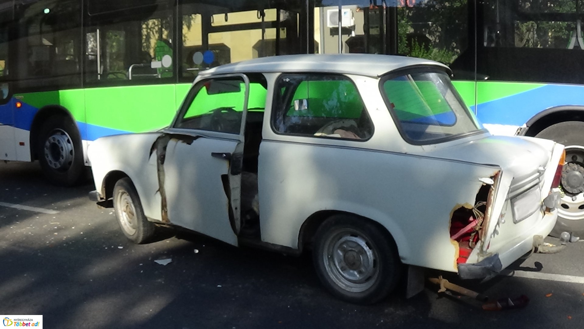 Két autóbusz és egy személygépkocsi ütközött