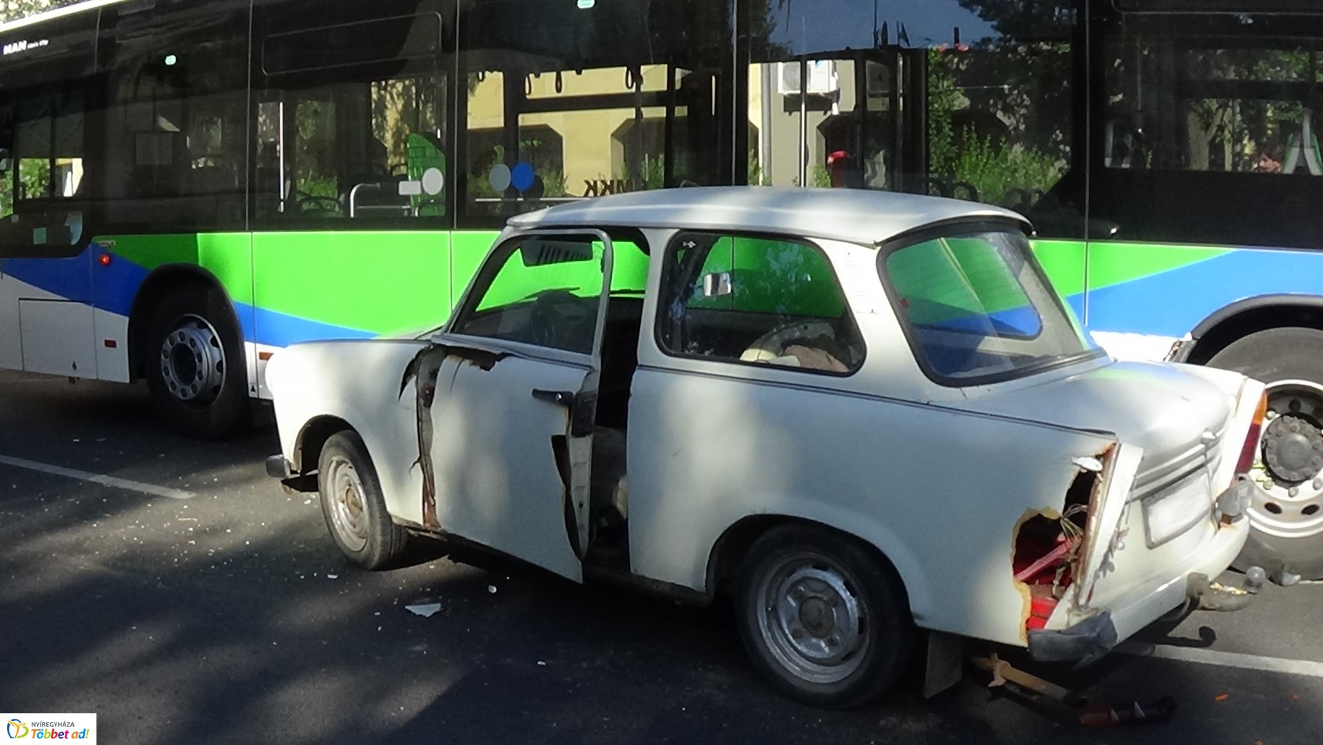 Két autóbusz és egy személygépkocsi ütközött